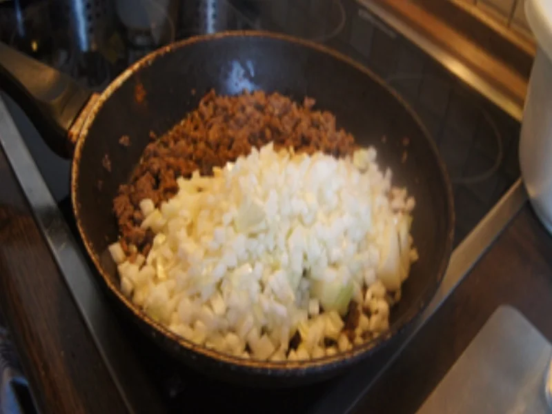 Gefüllte Paprikas mit Rindermett, Zwiebeln und Chinakohlblattherzen - Rezept - Bild Nr. 17394