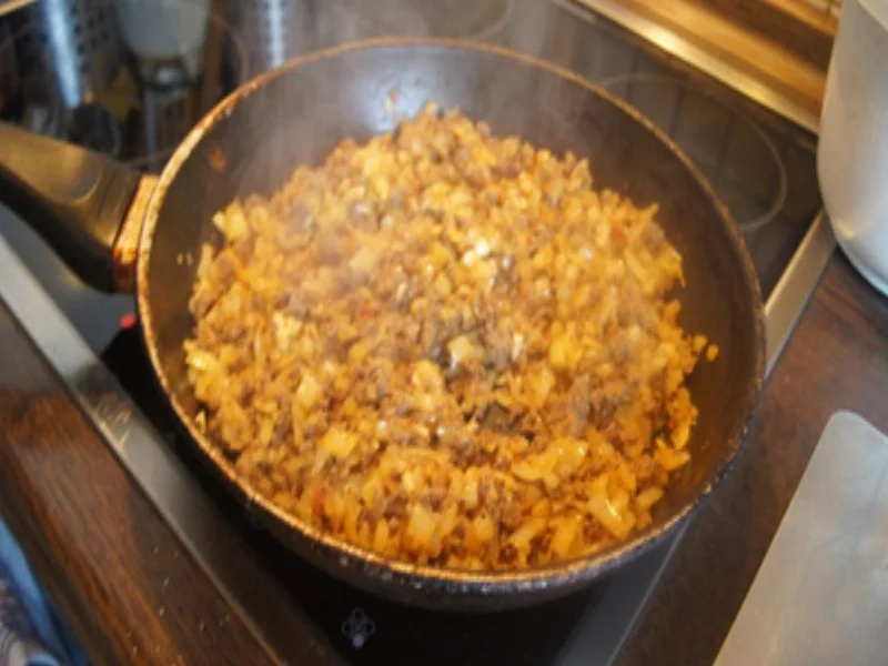 Gefüllte Paprikas mit Rindermett, Zwiebeln und Chinakohlblattherzen - Rezept - Bild Nr. 17395