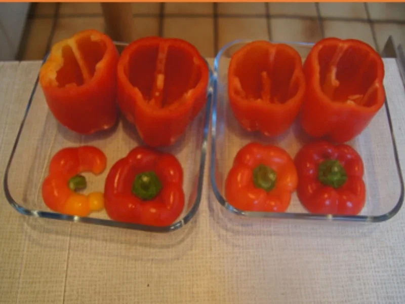 Gefüllte Paprikas mit Rindermett, Zwiebeln und Chinakohlblattherzen - Rezept - Bild Nr. 17396