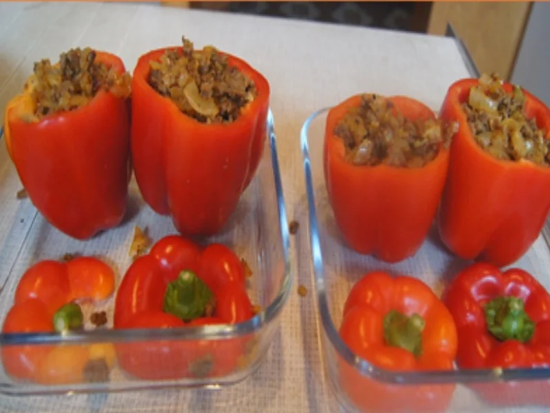Gefüllte Paprikas mit Rindermett, Zwiebeln und Chinakohlblattherzen - Rezept - Bild Nr. 17397