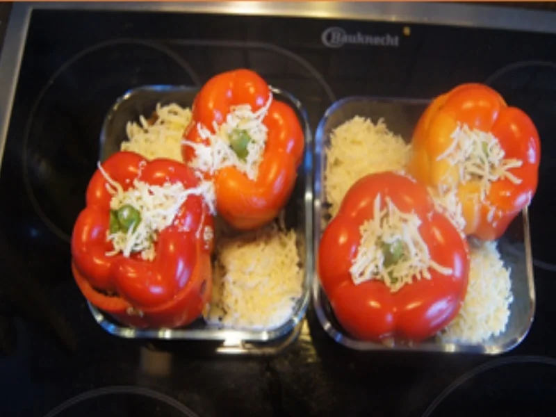 Gefüllte Paprikas mit Rindermett, Zwiebeln und Chinakohlblattherzen - Rezept - Bild Nr. 17398