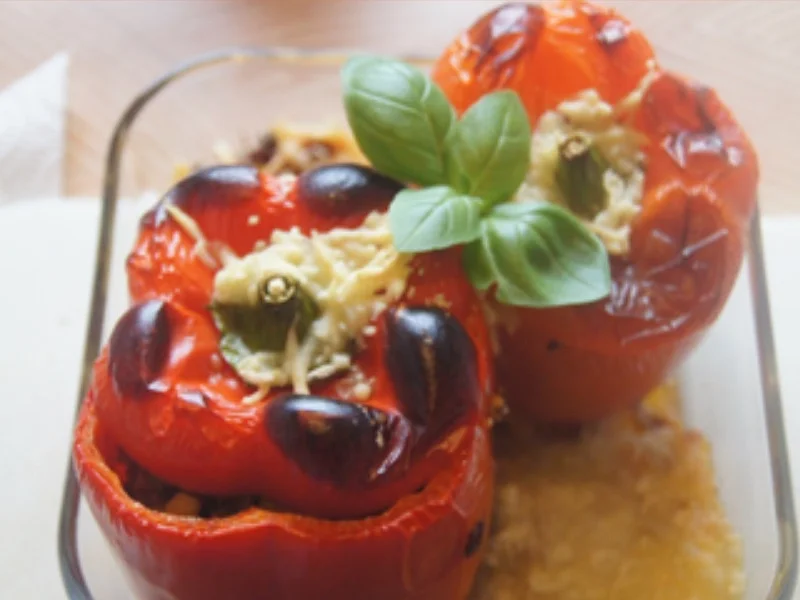 Gefüllte Paprikas mit Rindermett, Zwiebeln und Chinakohlblattherzen - Rezept - Bild Nr. 17399