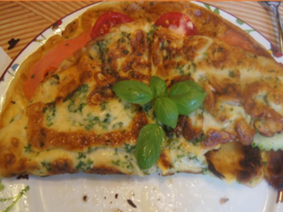 Kräuter-Eierpfannkuchen mit Räucherlachs, Ei, Gurke und Tomate - Rezept - Bild Nr. 2