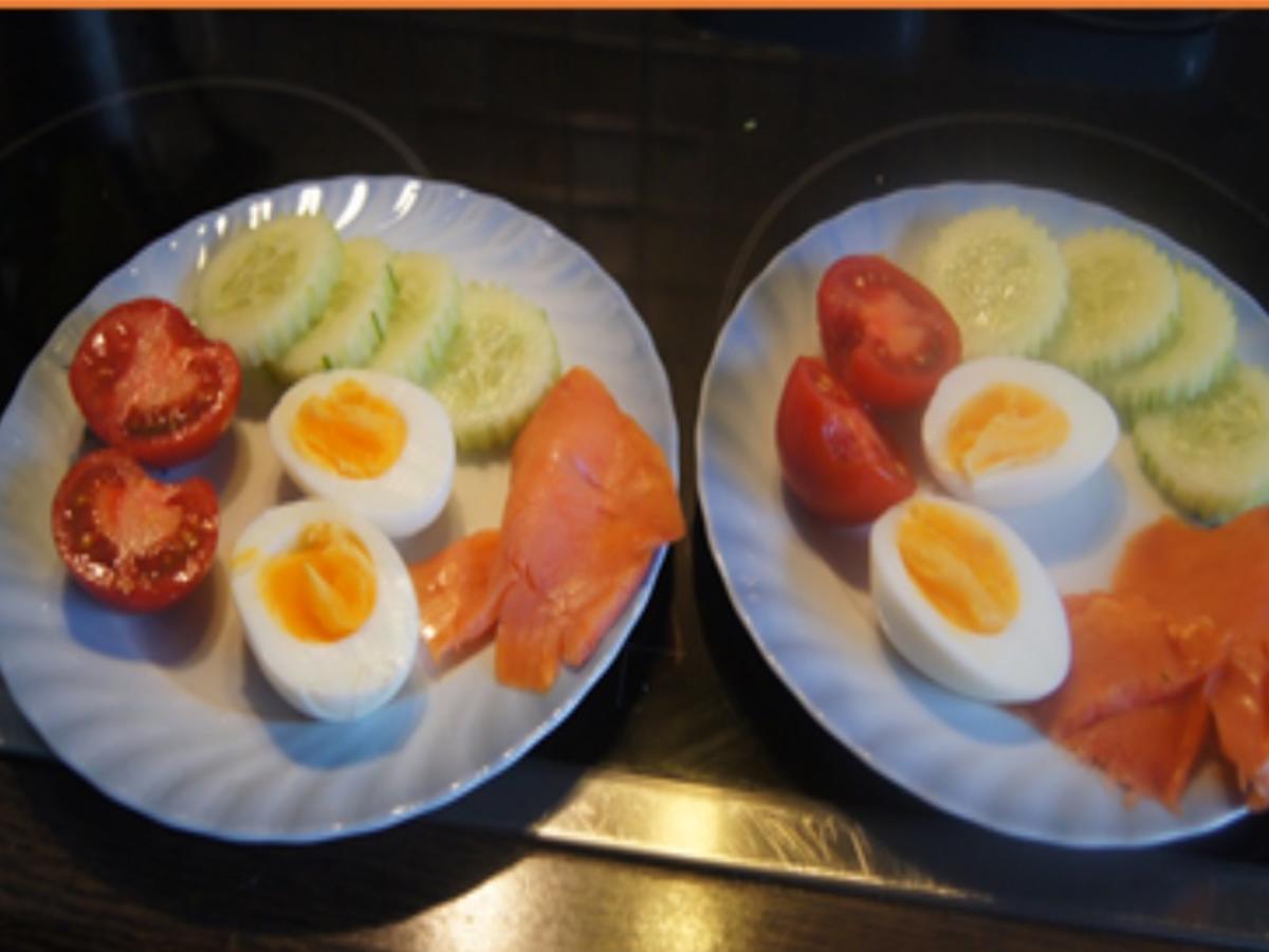 Kräuter-Eierpfannkuchen mit Räucherlachs, Ei, Gurke und Tomate - Rezept - Bild Nr. 6