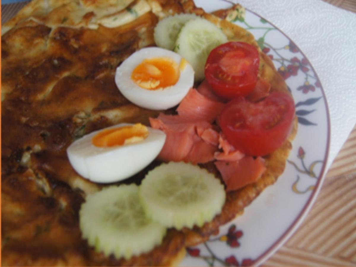 Kräuter-Eierpfannkuchen mit Räucherlachs, Ei, Gurke und Tomate - Rezept - Bild Nr. 9