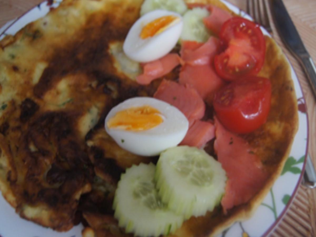 Kräuter-Eierpfannkuchen mit Räucherlachs, Ei, Gurke und Tomate - Rezept - Bild Nr. 10
