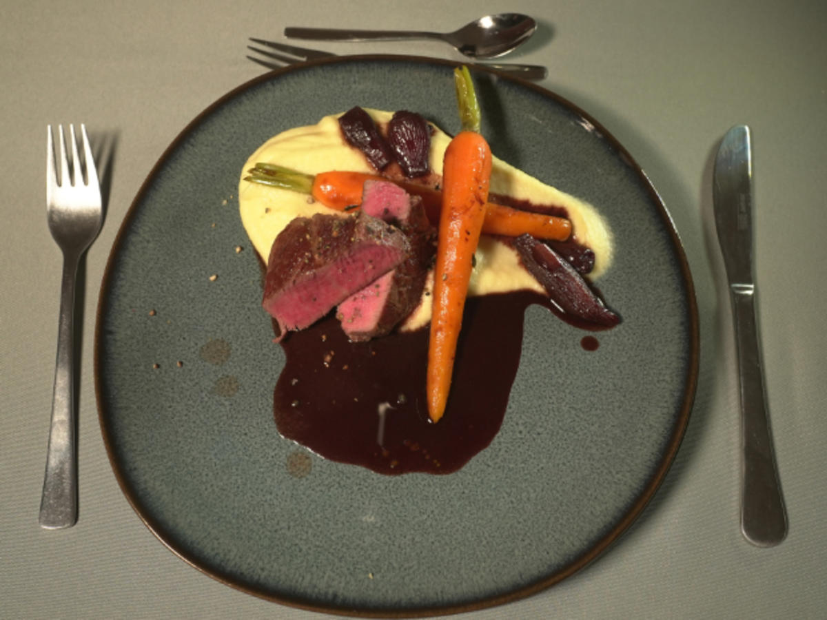 Rind mit Selleriepüree, Rotwein-Schalotten und karamellisierten Karotten - Rezept - Bild Nr. 2