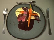 Rind mit Selleriepüree, Rotwein-Schalotten und karamellisierten Karotten - Rezept - Bild Nr. 2