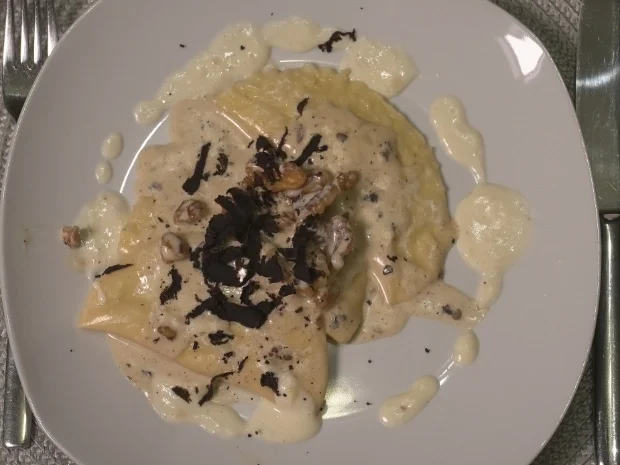 Panzerotti gefüllt mit Kräuterseitlingen in Parmesanschaum und Trüffel - Rezept - Bild Nr. 17389