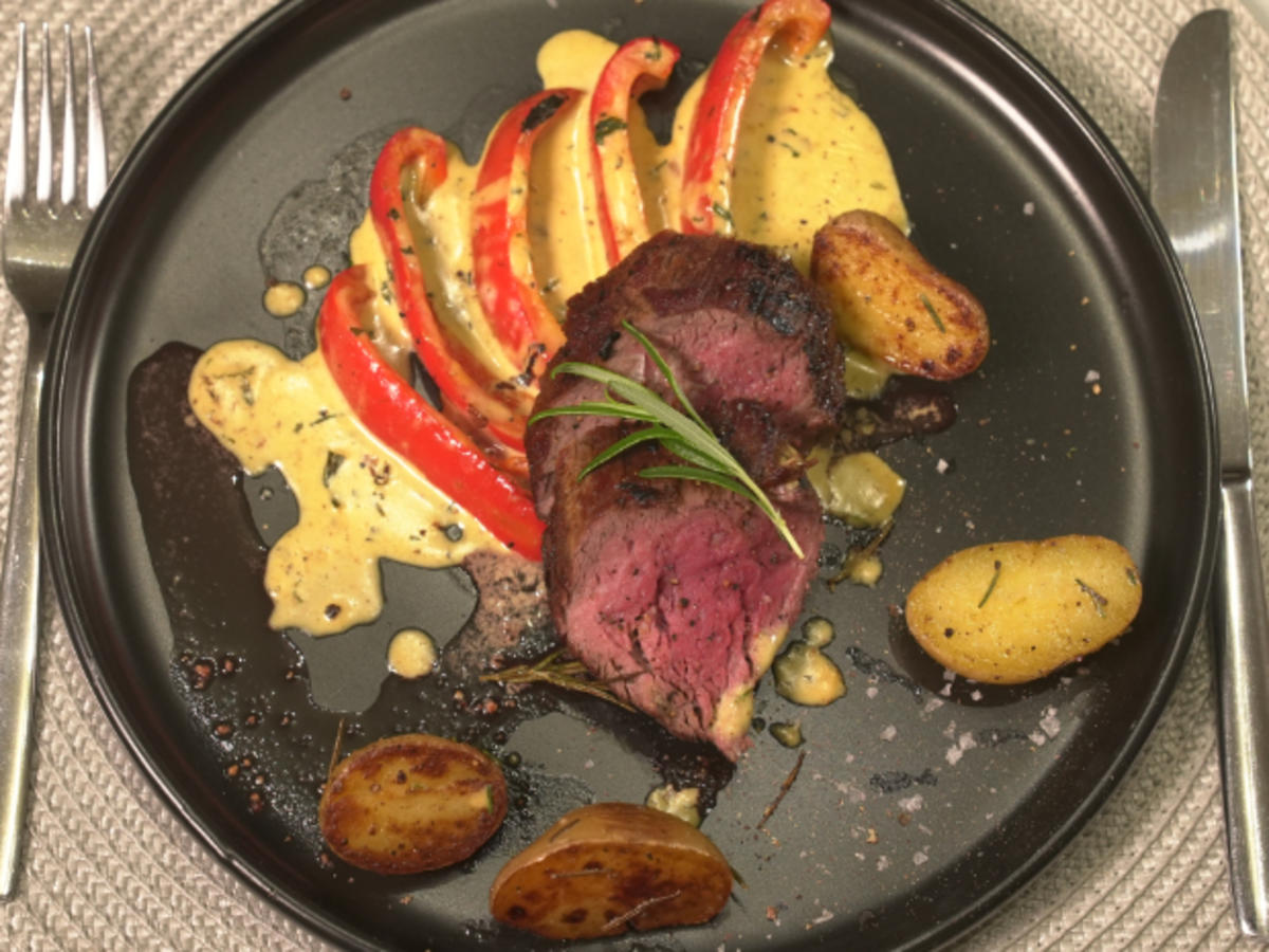 Rinderfilet an Paprika-Curry-Estragon-Sauce, dazu Rosmarin-Kartoffeln - Rezept - Bild Nr. 17389
