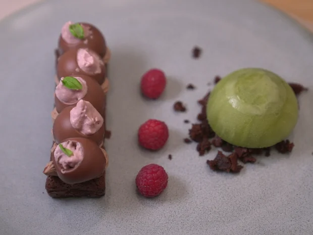 Schokotarte mit Himbeermousse und Zitronen-Basilikum-Granita - Rezept - Bild Nr. 2