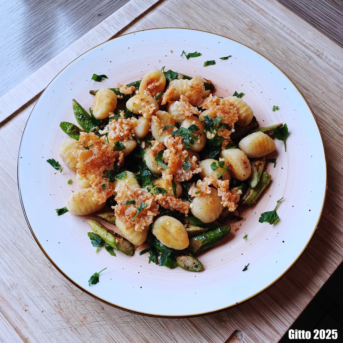 Gebratener grüner Spargel mit Gnocchi und Parmesanknusperle - Rezept - Bild Nr. 17389