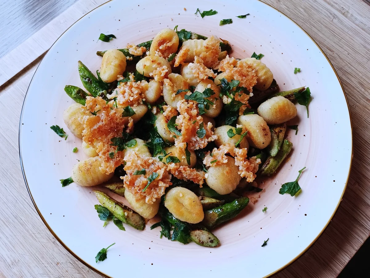 Rezept: Gebratener grüner Spargel mit Gnocchi und Parmesanknusperle Bild Nr. 17389 Gebratener grüner Spargel mit Gnocchi und Parmesanknusperle - Rezept - Bild Nr. 17389