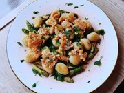 Gebratener grüner Spargel mit Gnocchi und Parmesanknusperle - Rezept - Bild Nr. 17389