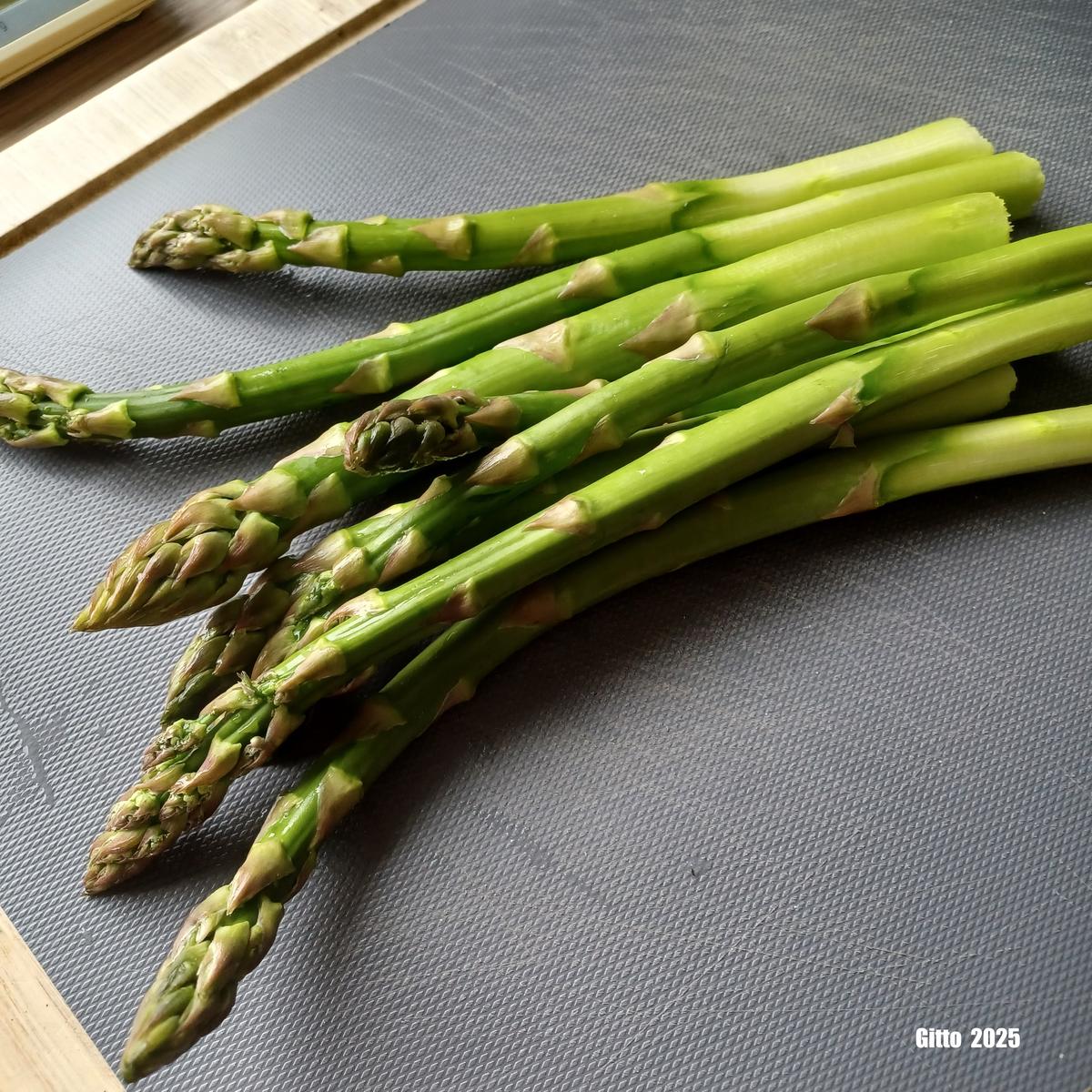 Gebratener grüner Spargel mit Gnocchi und Parmesanknusperle - Rezept - Bild Nr. 17390