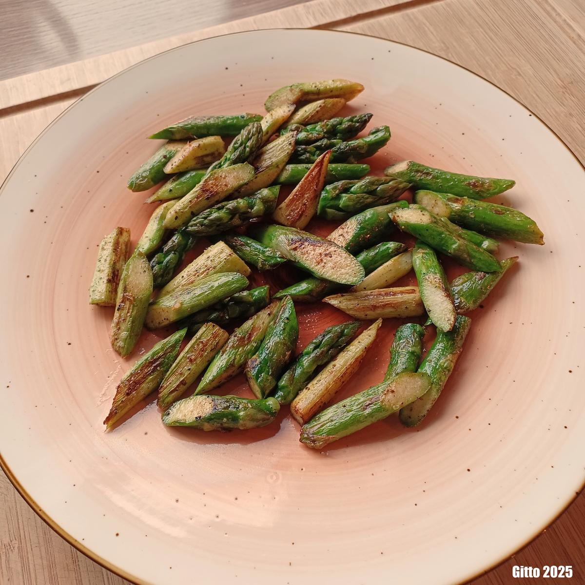 Gebratener grüner Spargel mit Gnocchi und Parmesanknusperle - Rezept - Bild Nr. 17393