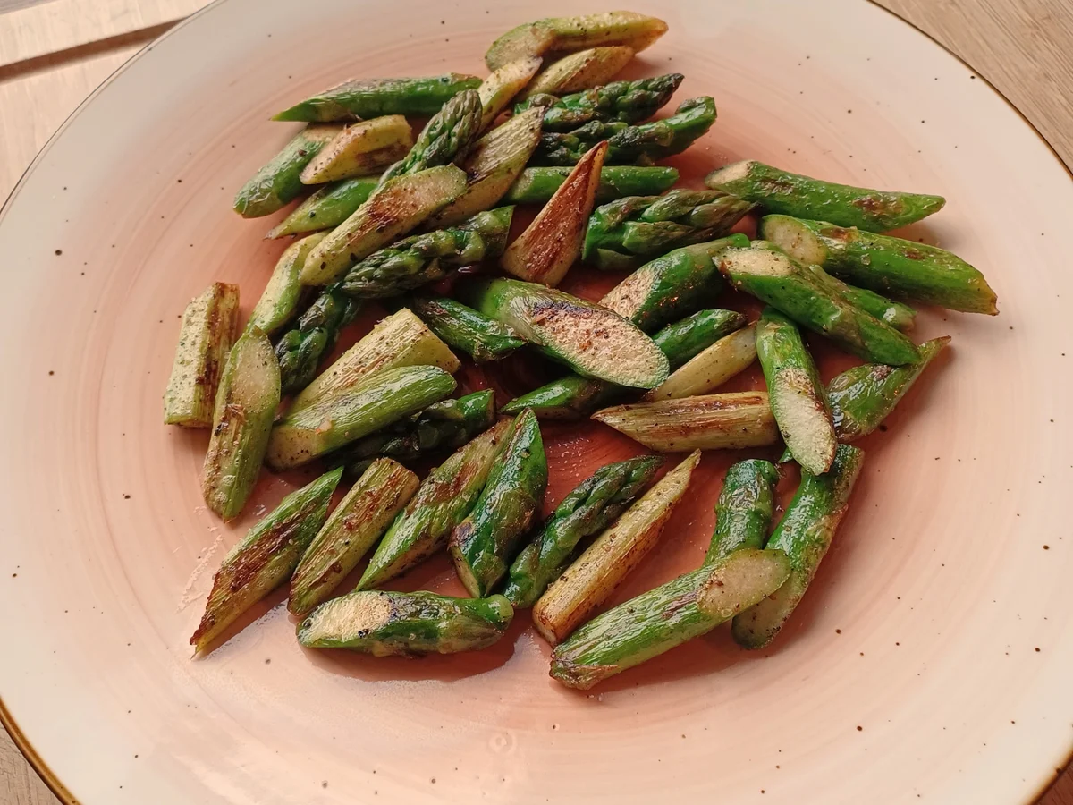 Rezept: Gebratener grüner Spargel mit Gnocchi und Parmesanknusperle Bild Nr. 17393 Gebratener grüner Spargel mit Gnocchi und Parmesanknusperle - Rezept - Bild Nr. 17393