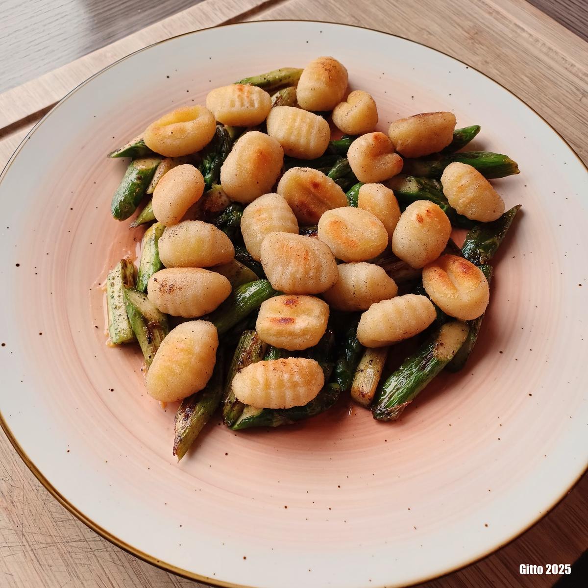 Gebratener grüner Spargel mit Gnocchi und Parmesanknusperle - Rezept - Bild Nr. 17394