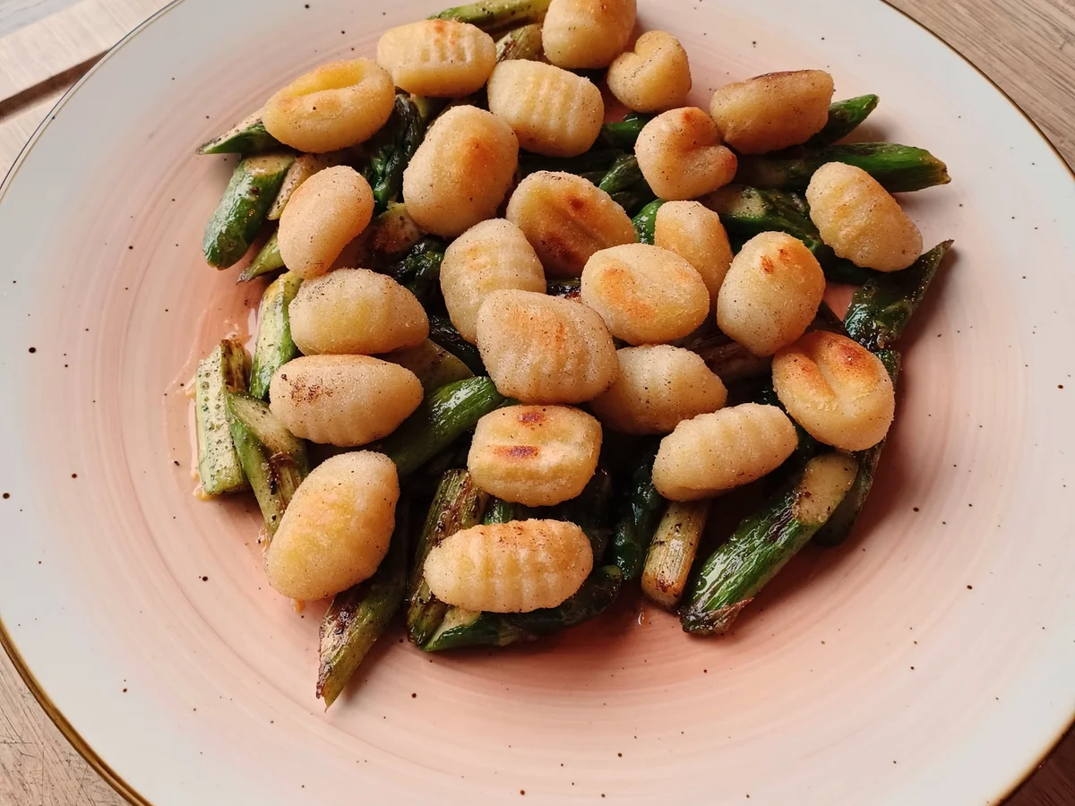 Rezept: Gebratener grüner Spargel mit Gnocchi und Parmesanknusperle Bild Nr. 17394 Gebratener grüner Spargel mit Gnocchi und Parmesanknusperle - Rezept - Bild Nr. 17394