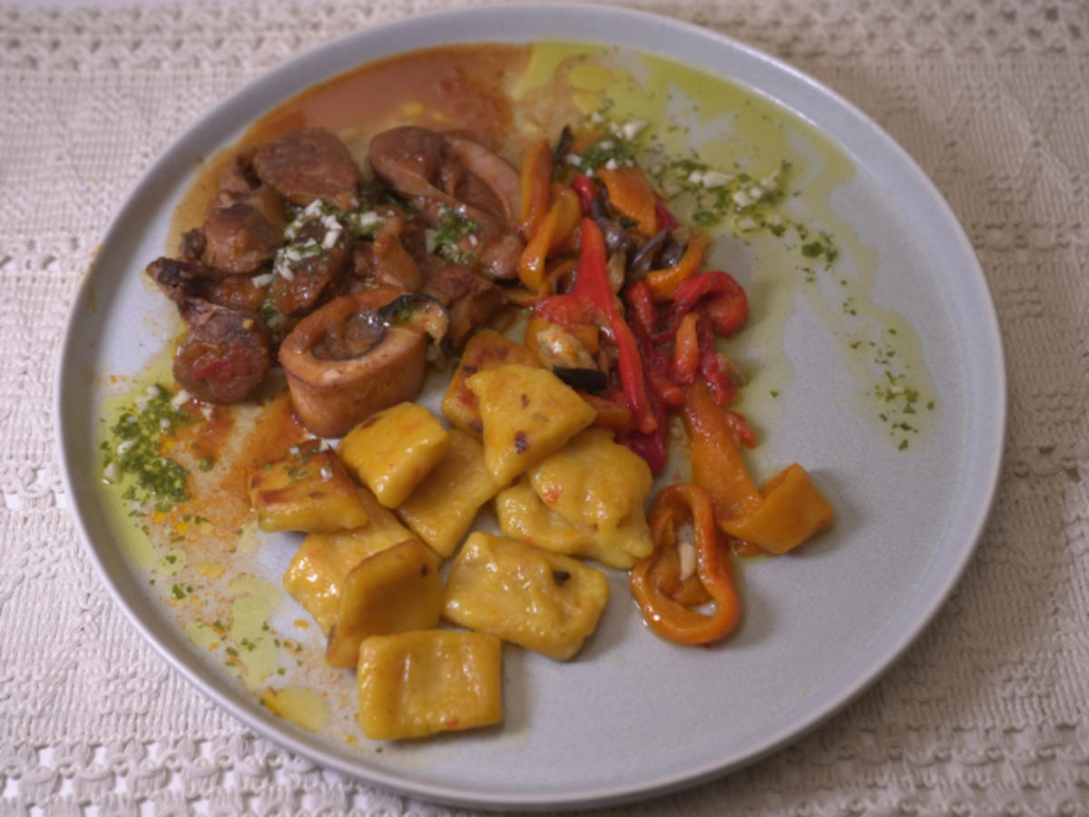 Ossobuco mit Kartoffel-Kürbis Gnocchi und Antipasti-Gemüse - Rezept - Bild Nr. 17389