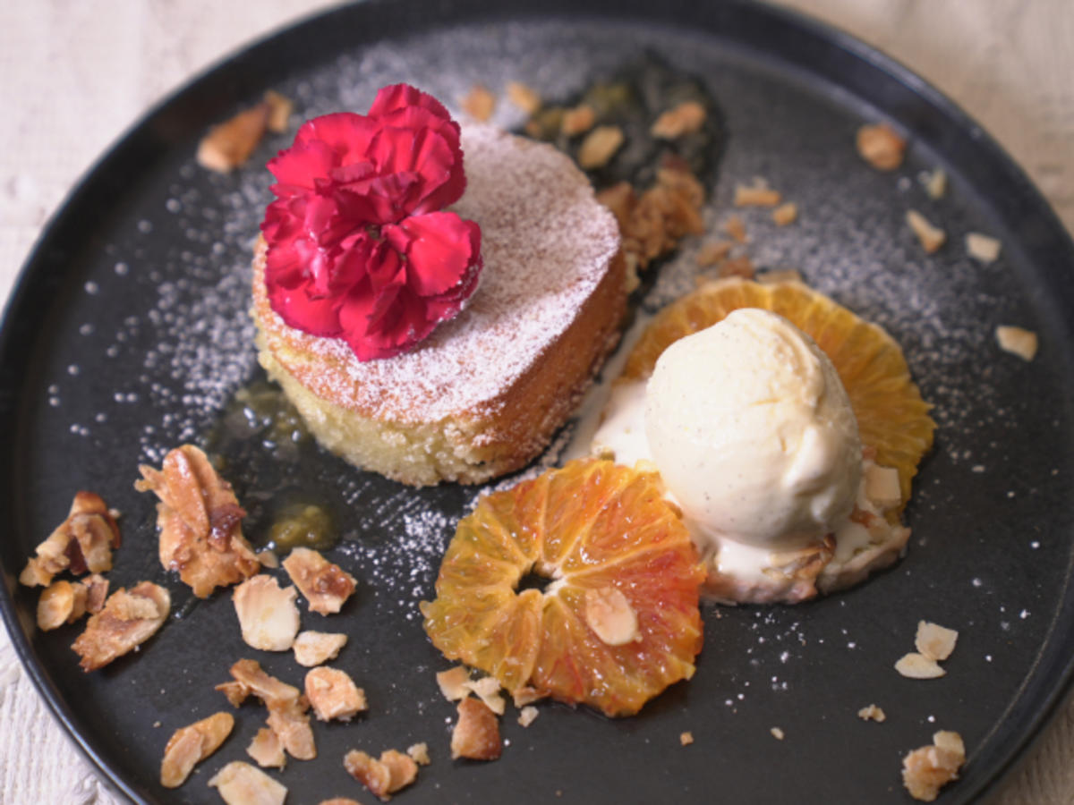 Mandelkuchen mit Vanilleeis und Orangenmarmelade - Rezept - Bild Nr. 17389