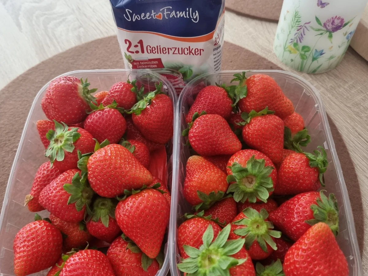 Rezept: Erdbeer-Holunderblüten-Marmelade Bild Nr. 17396 Erdbeer-Holunderblüten-Marmelade - Rezept - Bild Nr. 17396