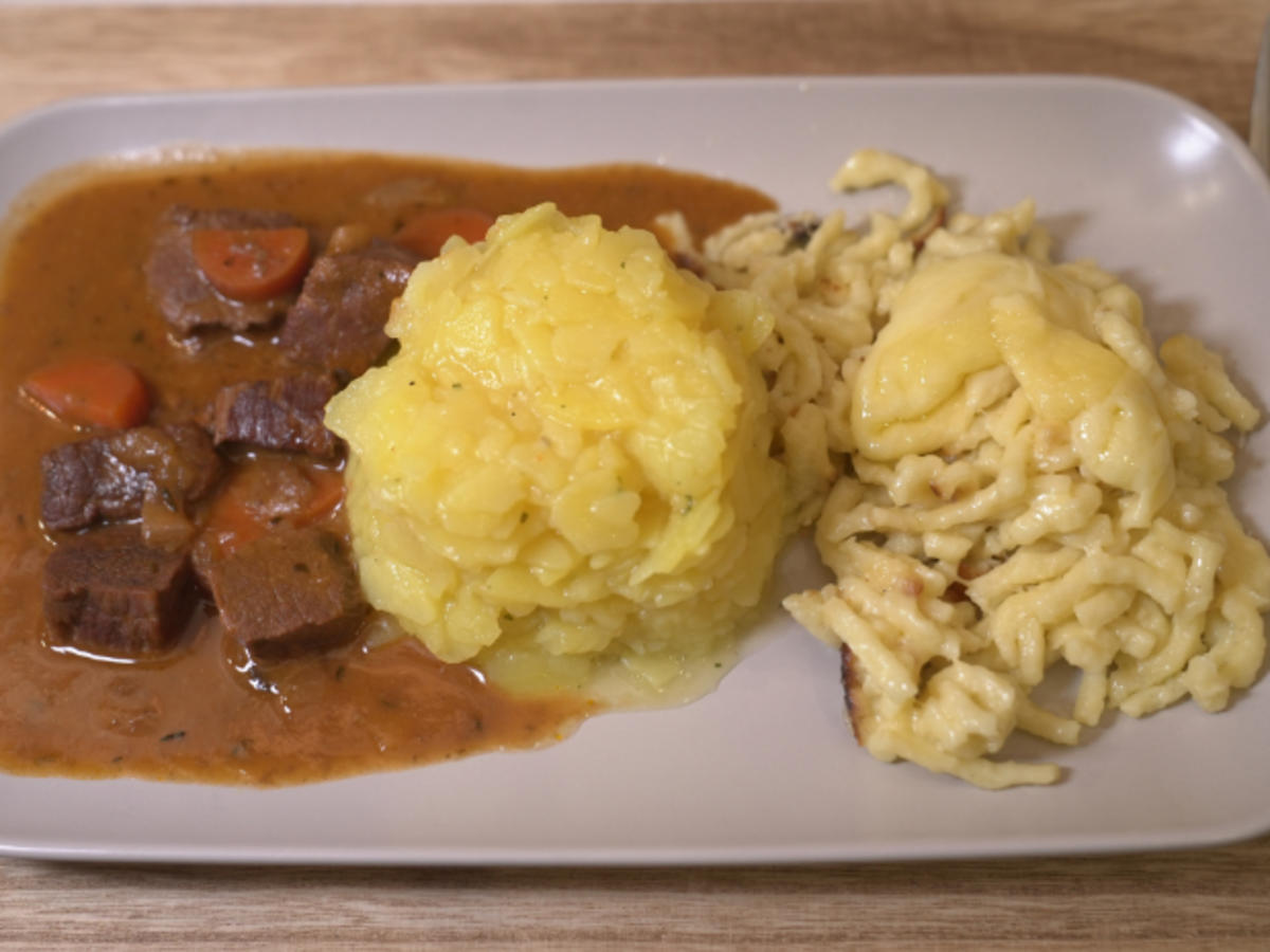 Ragout vom Rind mit Käsespätzle und Kartoffelsalat - Rezept - Bild Nr. 2