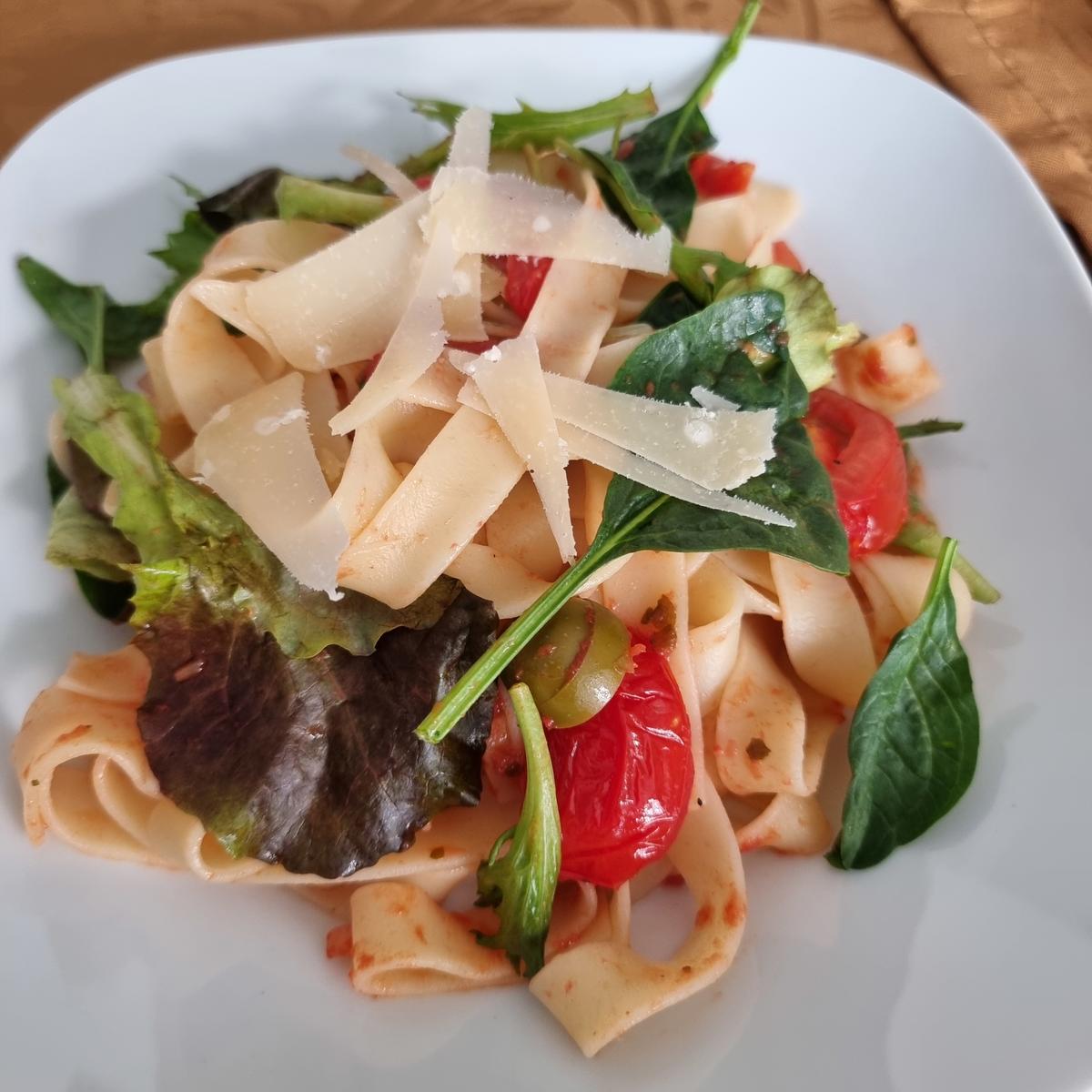 Fettuccine mit Tomatensauce und Mixsalat - Rezept - Bild Nr. 17392