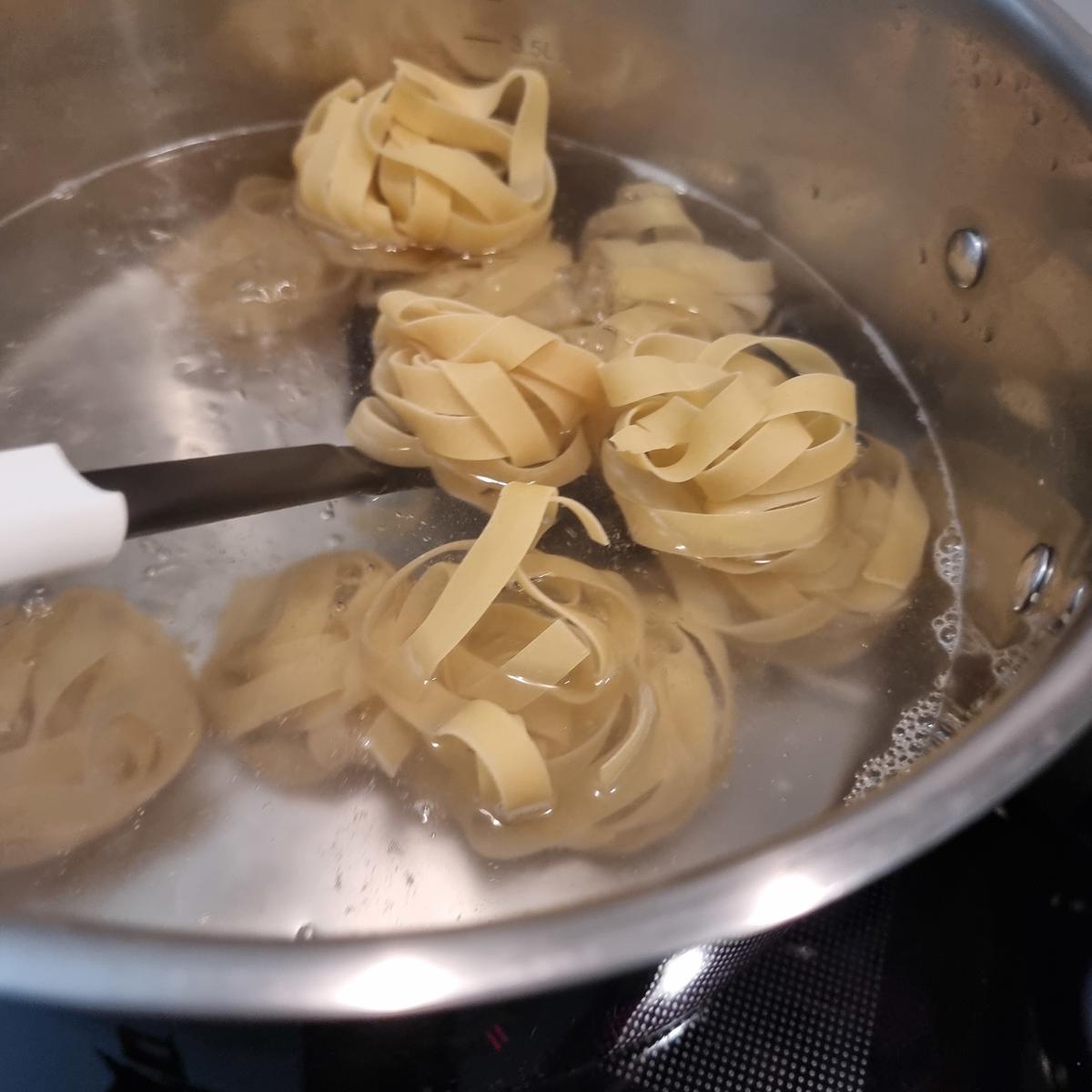 Fettuccine mit Tomatensauce und Mixsalat - Rezept - Bild Nr. 17397