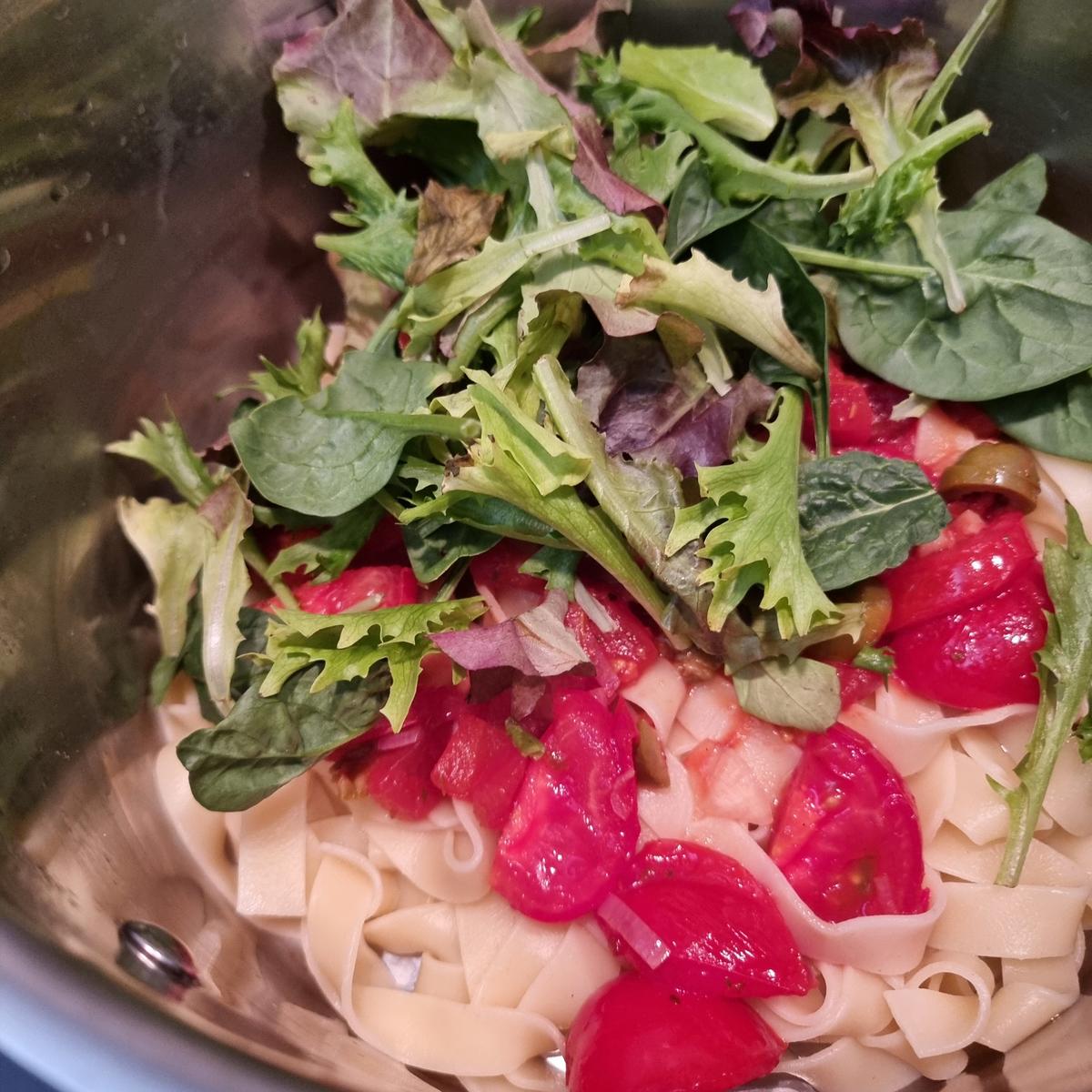 Fettuccine mit Tomatensauce und Mixsalat - Rezept - Bild Nr. 17399