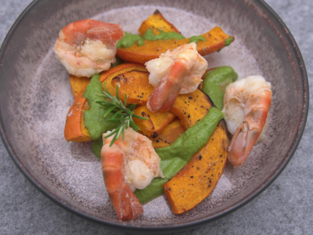 Gebackener Hokkaido Kürbis mit Rucola Pesto und gebratenen Garnelen ... Gebackener Hokkaido Kürbis mit Rucola Pesto und gebratenen Garnelen ...