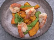 Gebackener Hokkaido-Kürbis mit Rucola-Pesto und gebratenen Garnelen - Rezept - Bild Nr. 2