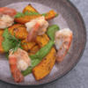 Gebackener Hokkaido-Kürbis mit Rucola-Pesto und gebratenen Garnelen - Rezept - Bild Nr. 2