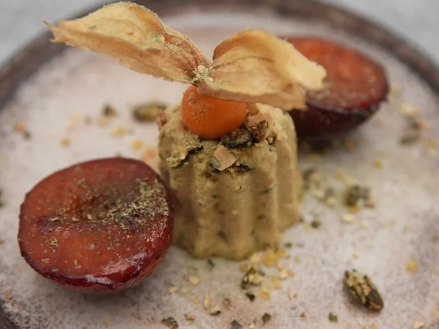 Karamellisierte Pflaumen auf Kürbiskern-Parfait und Rosmarinstaub - Rezept - Bild Nr. 17403