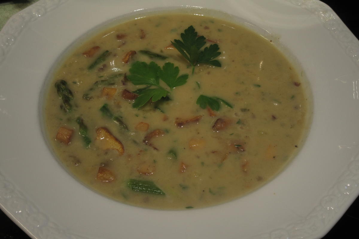 Suppen: Kartoffelsuppe mit Pfifferlingen und grünem Spargel - Rezept - Bild Nr. 17403