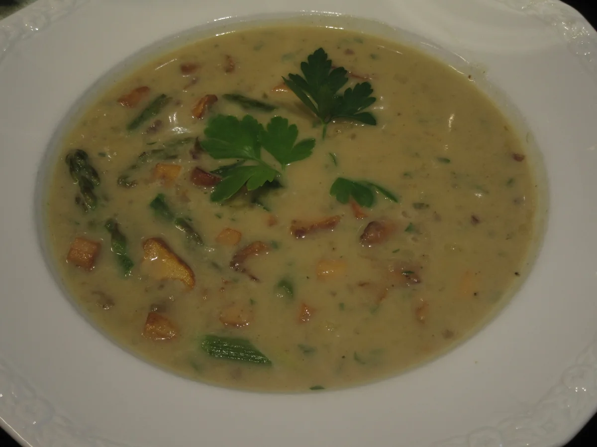 Suppen: Kartoffelsuppe mit Pfifferlingen und grünem Spargel - Rezept - Bild Nr. 17403