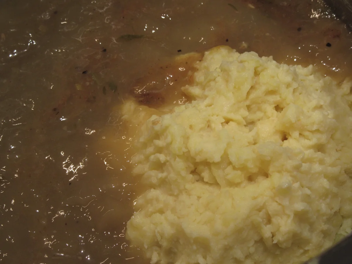 Suppen: Kartoffelsuppe mit Pfifferlingen und grünem Spargel - Rezept - Bild Nr. 17404