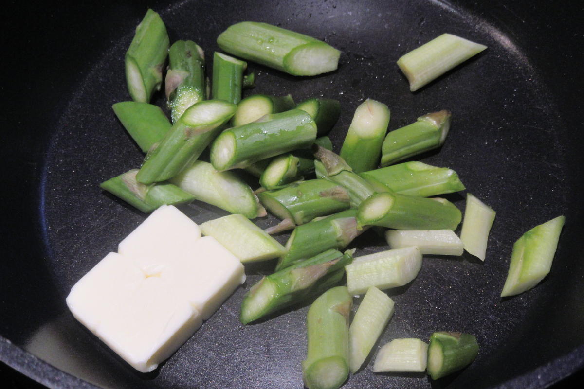 Suppen: Kartoffelsuppe mit Pfifferlingen und grünem Spargel - Rezept - Bild Nr. 17405