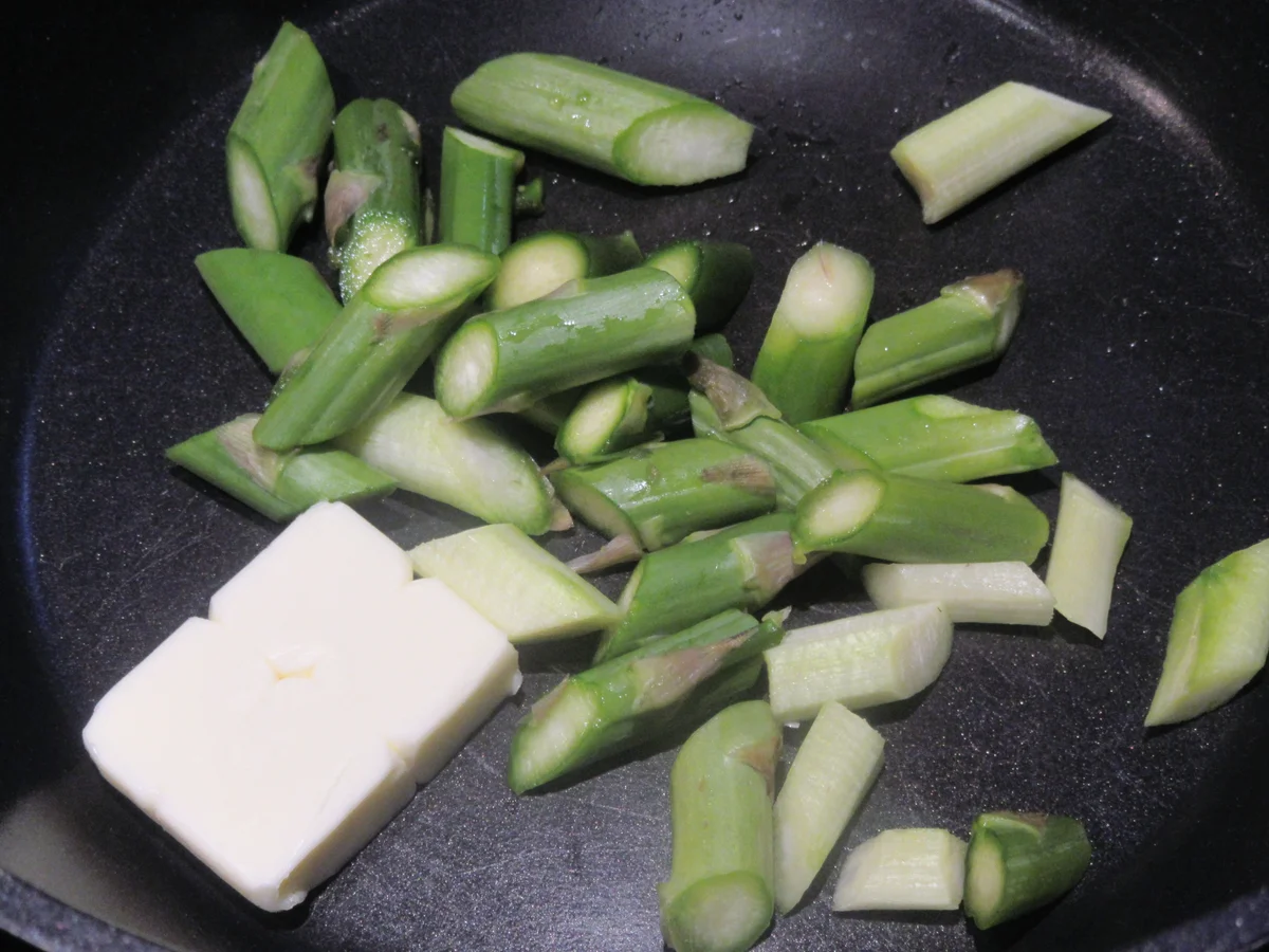 Suppen: Kartoffelsuppe mit Pfifferlingen und grünem Spargel - Rezept - Bild Nr. 17405