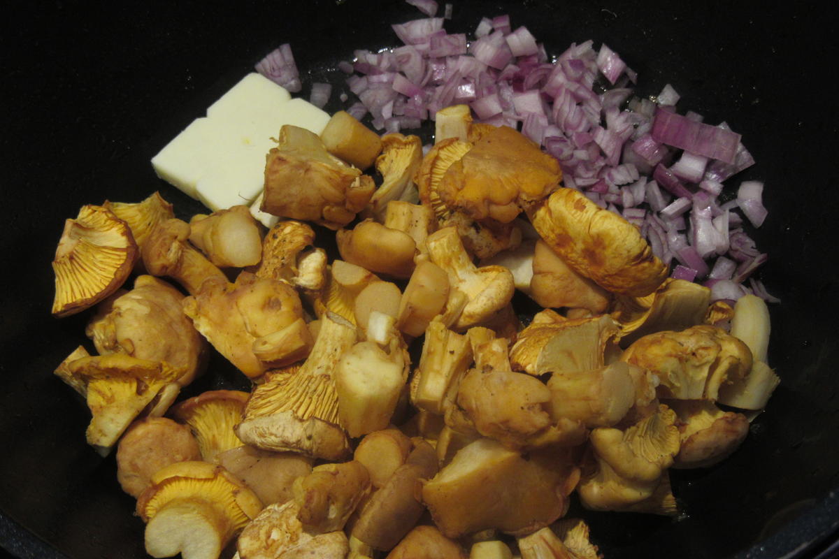 Suppen: Kartoffelsuppe mit Pfifferlingen und grünem Spargel - Rezept - Bild Nr. 17406