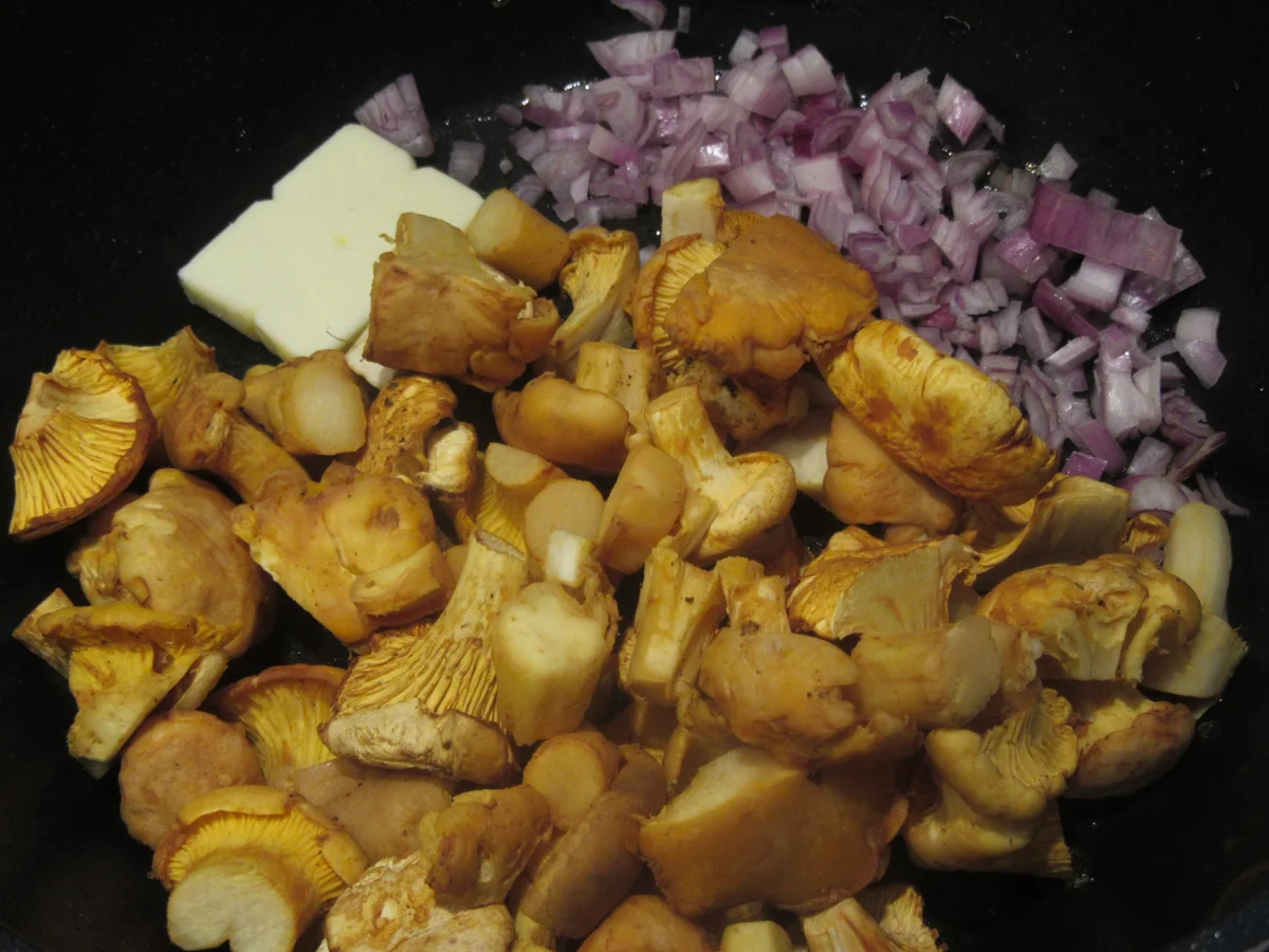 Suppen: Kartoffelsuppe mit Pfifferlingen und grünem Spargel - Rezept - Bild Nr. 17406