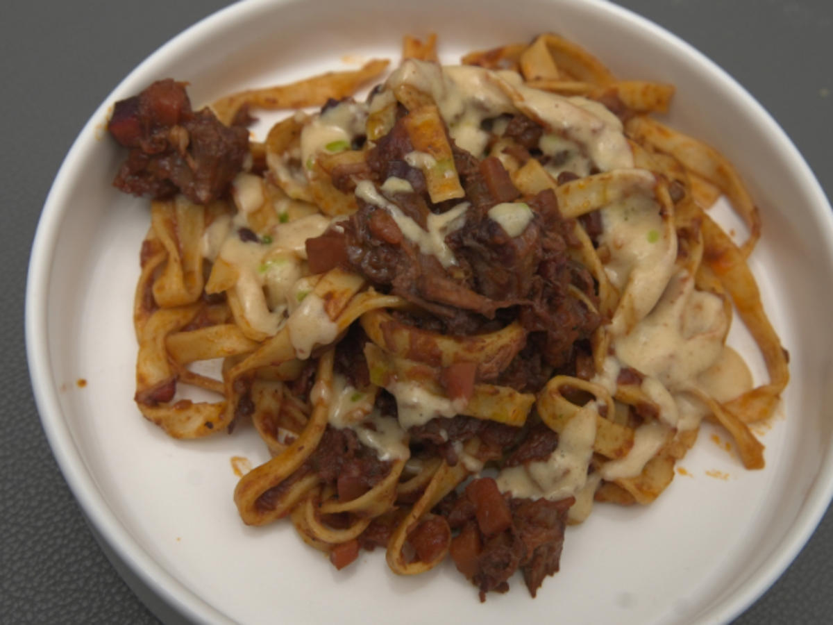 Tagliatelle mit Ragú, Basilikum-Öl und Parmesanschaum - Rezept - Bild Nr. 2