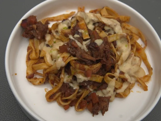 Tagliatelle mit Ragú, Basilikum-Öl und Parmesanschaum - Rezept - Bild Nr. 2