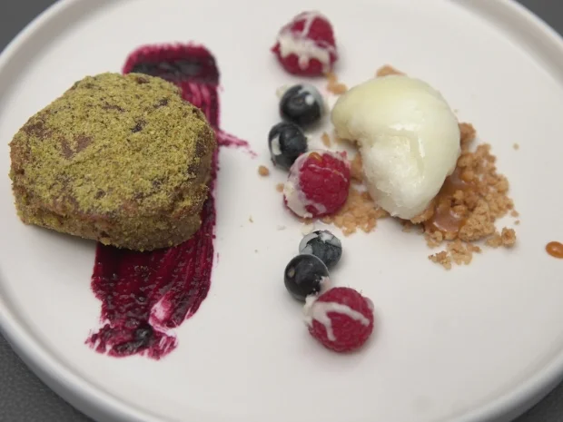 Mandeltorte mit Blaubeer-Gel und Buttermilch-Zitronen-Eis - Rezept - Bild Nr. 17403