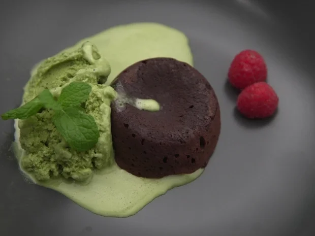 Warmes Schokoküchlein mit flüssigem Kern und Matcha-Parfait - Rezept - Bild Nr. 17403