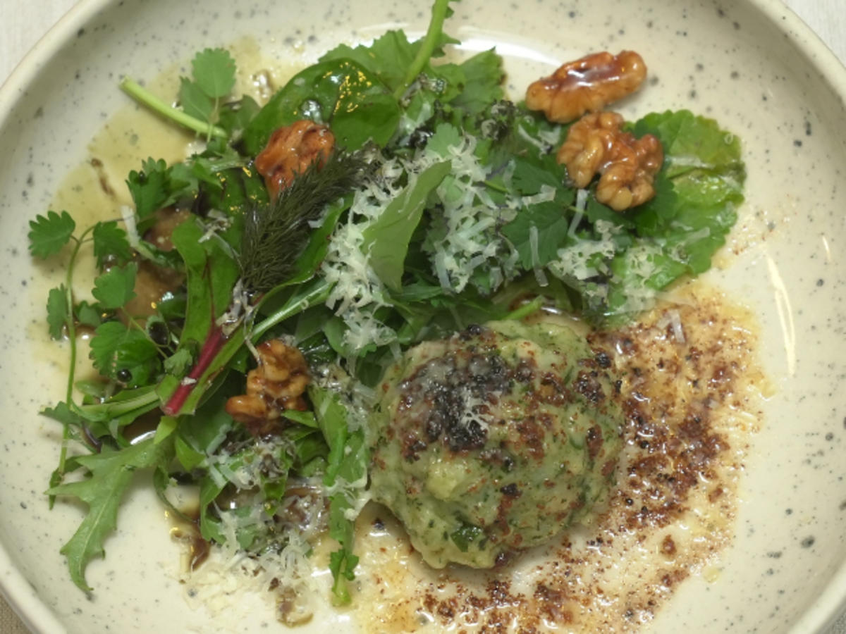 Spinatknödel mit Misobutter und Wildkräutersalat - Rezept - Bild Nr. 2
