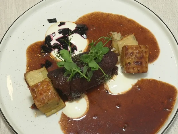 Rindsrouladen mit Speck-Haselnussfüllung und Kartoffel-Pastinaken-Pavé - Rezept - Bild Nr. 17403