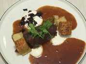 Rindsrouladen mit Speck-Haselnussfüllung und Kartoffel-Pastinaken-Pavé - Rezept - Bild Nr. 17403