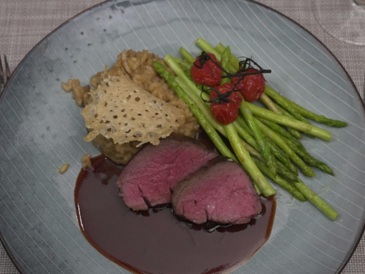 Rinderfilet mit Portweinjus, Steinpilzrisotto und grünem Spargel - Rezept - Bild Nr. 17422