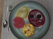 Mandelküchlein mit Pistazieneis und Himbeerspiegel - Rezept - Bild Nr. 2